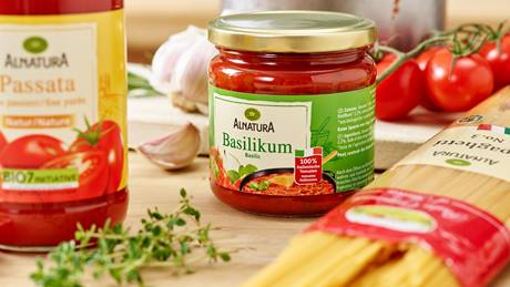 Nahaufnahme von drei Alnatura Produkten